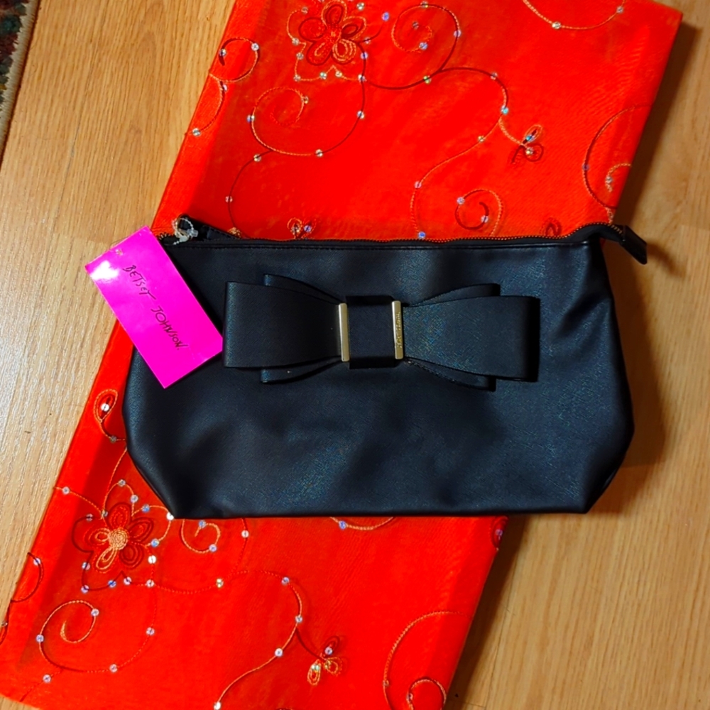 Betsy Johnson Bow Wristlet. NWT Black 🖤
